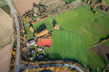 Luftbild von Sportplatz an der Autobahnausfahrt in Erlenbach bei Kandel im Bundesland Rheinland-Pfalz, Deutschland