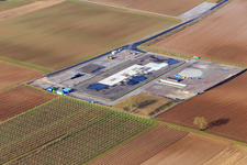 Baustelle des Tiefenbohrplatz V20 von Vulcan Energy am Schleidberg zur Förderung von Geothermie und Lithium in Insheim im Bundesland Rheinland-Pfalz, Deutschland aus der Vogelperspektive