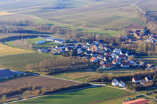 Wasgaustraße und Sportplatz an der Dierbachalle im Bundesland Rheinland-Pfalz, Deutschland