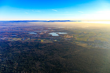 Stadtansicht von Norden unter der Winterinversion im Ortsteil Neulauterburg in Lauterbourg im Bundesland Bas-Rhin, Frankreich