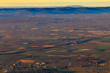 Ortsansicht aus Süden im Winter mit Fernsicht bis zum Donnersberg in Winden im Bundesland Rheinland-Pfalz, Deutschland
