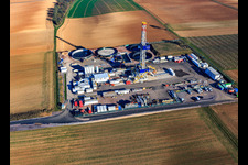 Bohrturm des Tiefenbohrplatz V20 von Vulcan Energy am Schleidberg zur Förderung von Geothermie und Lithium in Insheim im Bundesland Rheinland-Pfalz, Deutschland von oben gesehen