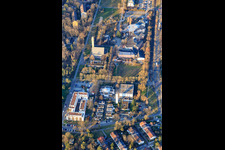 Kathol. Kirche St. Hedwig, Emmauskirche und  Freie Waldorfschule Karlsruhe im Ortsteil Waldstadt im Bundesland Baden-Württemberg, Deutschland
