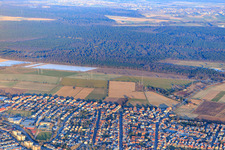 Kaiserstraße von Westen im Ortsteil Linkenheim in Linkenheim-Hochstetten im Bundesland Baden-Württemberg, Deutschland
