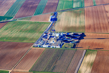 Bohrturm des Tiefenbohrplatz V20 von Vulcan Energy am Schleidberg zur Förderung von Geothermie und Lithium in Insheim im Bundesland Rheinland-Pfalz, Deutschland aus der Luft betrachtet