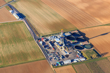 Drohnenaufname von Bohrturm des Tiefenbohrplatz V20 von Vulcan Energy am Schleidberg zur Förderung von Geothermie und Lithium in Insheim im Bundesland Rheinland-Pfalz, Deutschland