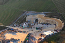 Baustelle des Tunnelportals Ost für den Astrid-Tunnel zur Unterquerung und Ortsumgehung von Bad Bergzabern zwischen B38 (Weinstraße) und B427 (Kurtalstraße) in Dörrenbach im Bundesland Rheinland-Pfalz, Deutschland aus der Vogelperspektive