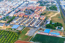 Fußballplatz, Tennisfeld und Pool des Campo Municipal U.D. Dos Hermanas im Bundesland Sevilla, Spanien