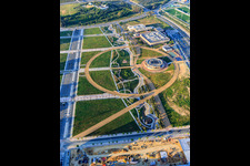 Luftaufnahme von Research and Development Park Dehesa de Valme ,  Ciudad del Conocimiento vor der Universidad Loyola (Campus Sevilla) am Park Lago de la Vida in Dos Hermanas, Spanien