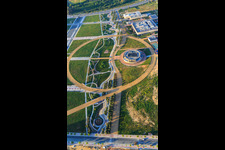 Schrägluftbild von Research and Development Park Dehesa de Valme ,  Ciudad del Conocimiento vor der Universidad Loyola (Campus Sevilla) am Park Lago de la Vida in Dos Hermanas, Spanien