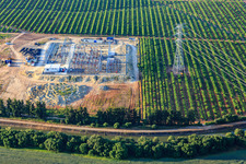 Neues Umspannwerk am Kanal in Dos Hermanas im Bundesland Sevilla, Spanien