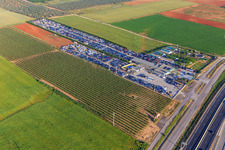 Reihen von gestapelten alten Fahrzeugen auf dem Schrottplatz Desguace Siglo 21 in Dos Hermanas im Bundesland Sevilla, Spanien