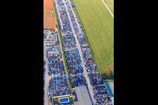 Schrägluftbild von Reihen von gestapelten alten Fahrzeugen auf dem Schrottplatz Desguace Siglo 21 in Dos Hermanas im Bundesland Sevilla, Spanien