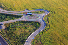 Kreisverkehr an eine Ausfahrt der A-4 Autovia del Sur in Dos Hermanas im Bundesland Sevilla, Spanien