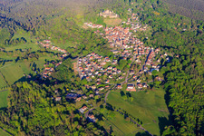 Ortsansicht in den Nordvogesen aus Westen unter dem Château de Lichtenberg im Bundesland Bas-Rhin, Frankreich