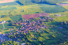 Dorfansicht am Rand der Nordvogesen aus Nordwesten in Weinbourg im Bundesland Bas-Rhin, Frankreich