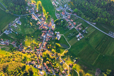 Dorfansicht in den Nordvogesen aus Südosten in Zittersheim im Bundesland Bas-Rhin, Frankreich