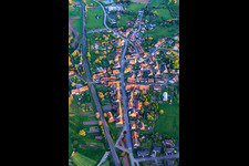 Rue Principal von Norden in Vœllerdingen im Bundesland Bas-Rhin, Frankreich