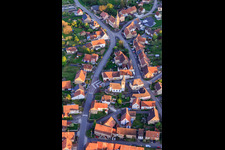 Zwei Kirchen in der Dorfmitte von Norden in Vœllerdingen im Bundesland Bas-Rhin, Frankreich