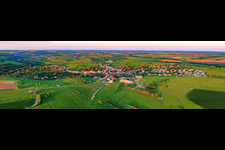 Panorama der Ortsansich aus Westen am Abend in Kalhausen im Bundesland Moselle, Frankreich
