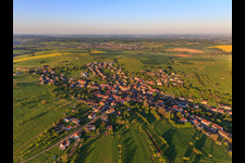 Dorfübersicht am Morgen von Nordosten in Kalhausen im Bundesland Moselle, Frankreich