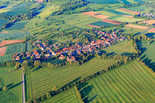 Dorfübersicht am Morgen von Norden in Lorentzen im Bundesland Bas-Rhin, Frankreich