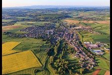 Ortsübersicht am Morgen von Norden in Diemeringen im Bundesland Bas-Rhin, Frankreich