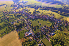Dorfübersicht am Morgen von Westen in Weislingen im Bundesland Bas-Rhin, Frankreich