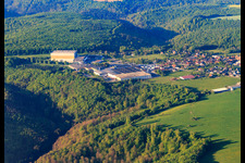 Luftaufnahme von Weinkellerei Louis Eschenauer und les Grands Chais de France in Petersbach im Bundesland Bas-Rhin, Frankreich