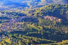 Ortsansicht im buckligen Elsass der Nordvogesen mit Burg Lützelstein / Château de La Petite-Pierre am Morgen von Norden im Bundesland Bas-Rhin, Frankreich