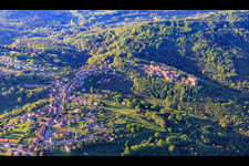 Luftaufnahme von Ortsansicht im buckligen Elsass der Nordvogesen mit Burg Lützelstein / Château de La Petite-Pierre am Morgen von Norden im Bundesland Bas-Rhin, Frankreich
