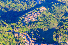 Luftbild von Burg Lützelstein / Château de La Petite-Pierre am Morgen von Norden im Bundesland Bas-Rhin, Frankreich