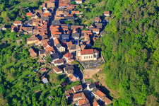 Rathaus, Kirche und Friedhof in Eckartswiller im Bundesland Bas-Rhin, Frankreich