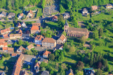 Rathaus und Abbatiale Saint-Jean-Baptiste de Saint-Jean-Saverne im Bundesland Bas-Rhin, Frankreich