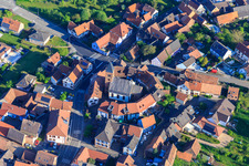 Luftbild von Eglise protestante luthérienne als Wehrkirche von einem Kreis von Häußern umgeben in Dossenheim-sur-Zinsel im Bundesland Bas-Rhin, Frankreich