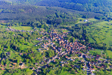 Luftbild von Dorfansicht am Rande der Nordvogense aus Süden in Weiterswiller im Bundesland Bas-Rhin, Frankreich