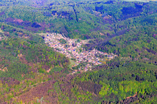 Dorfansicht in den Nordvogense aus Osten in Rosteig im Bundesland Bas-Rhin, Frankreich