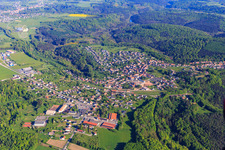 Ortsübersicht in den Nordvogesen am Morgen aus Südosten in Lemberg im Bundesland Moselle, Frankreich
