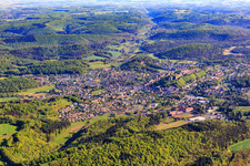 Ortsübersicht in den Nordvogesen am Morgen aus Süden in Bitsch im Bundesland Moselle, Frankreich
