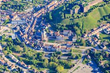 Ortszentrum mit Rathaus und Kirche in Bitsch im Bundesland Moselle, Frankreich