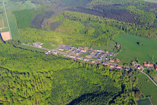 Dorfansicht mit Parkplatz zum Ouvrage Simserhof in Siersthal im Bundesland Moselle, Frankreich