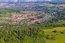 Ortsansicht an der Saar und am Canal des houllères de la Sarre aus Südosten in Wittring im Bundesland Moselle, Frankreich
