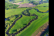 Mäanderförmiger Flußverlauf der Saar in Willerwald im Bundesland Moselle, Frankreich