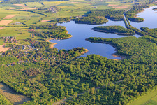 Canal des houllères de la Sarre durchquert die Seen Ètang des femmes und Stockweiher in Langatte im Bundesland Moselle, Frankreich