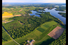 Luftbild von Canal des houllères de la Sarre durchquert die Seen Ètang des femmes und Stockweiher in Langatte im Bundesland Moselle, Frankreich
