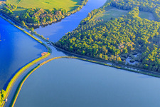 Luftaufnahme von Kreuzung der beiden Kanäle Rhein Marne Kanal und Canal des houllères de la Sarre in den Seen Le Petit Étang und Le Grand Ruisseau in Gondrexange im Bundesland Moselle, Frankreich