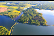 Schrägluftbild von Kreuzung der beiden Kanäle Rhein Marne Kanal und Canal des houllères de la Sarre in den Seen Le Petit Étang und Le Grand Ruisseau in Gondrexange im Bundesland Moselle, Frankreich