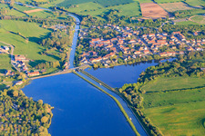 Luftbild von Ortsansicht am Rhein Marne Kanal in Gondrexange im Bundesland Moselle, Frankreich