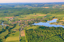 Luftaufnahme von Ortsansicht am Mittersheimer See aus Westen im Bundesland Moselle, Frankreich