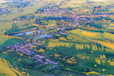 Dorfansicht am Canal des houllères de la Sarre aus Westen in Bissert im Bundesland Bas-Rhin, Frankreich